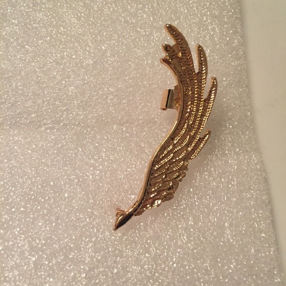 ⭐️ Awesome Single Metallic Wing Ear Cuff ⭐️ - Picture 4 of 8